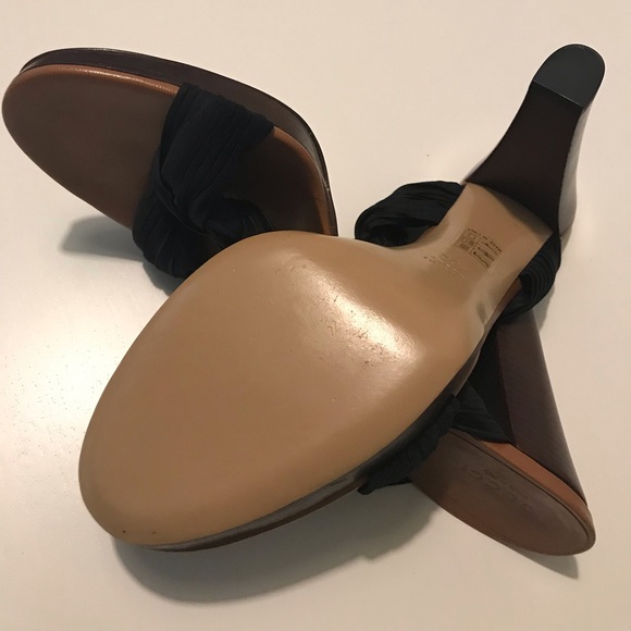 Just Imagine Summer in These Classy Gucci slippers - Picture 2 of 2